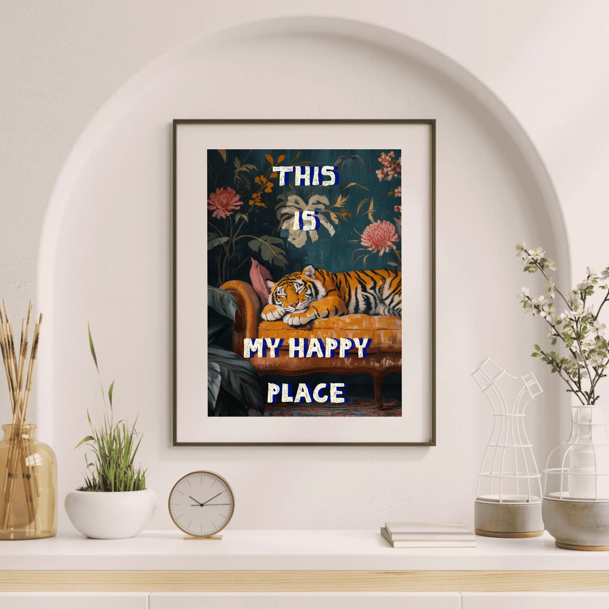 Außergewöhnliche Tiger Sofa Kunstposter mit Textpersonalisierung für Tierfreunde