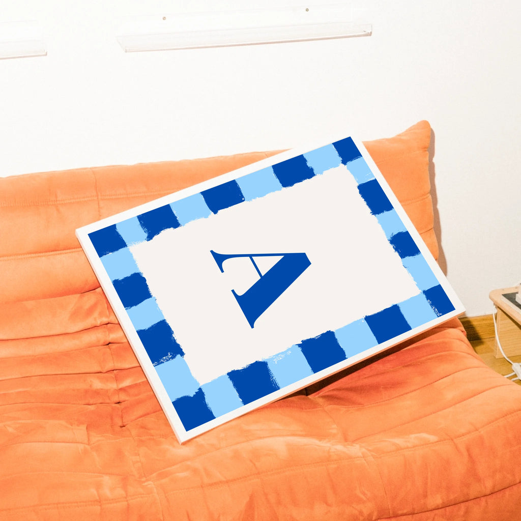 Farbiges Monogramm-Poster mit individualisierbaren Buchstaben-Initialen
