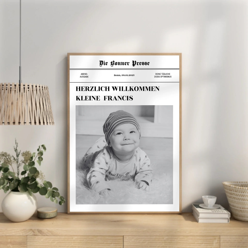 Babyfoto und Geburtsdatum im Zeitungsdesign