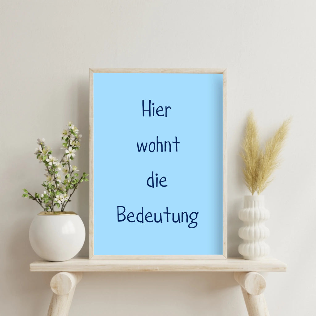 Sanfte Farbwirkung hellblaues Textposter für entspannende Raumdekoration


