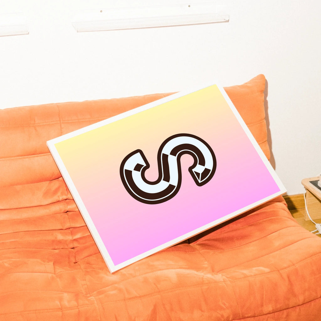 Personalisiertes Initialen-Poster für ausdrucksstarke Wandgestaltung in Gelb-Lila

