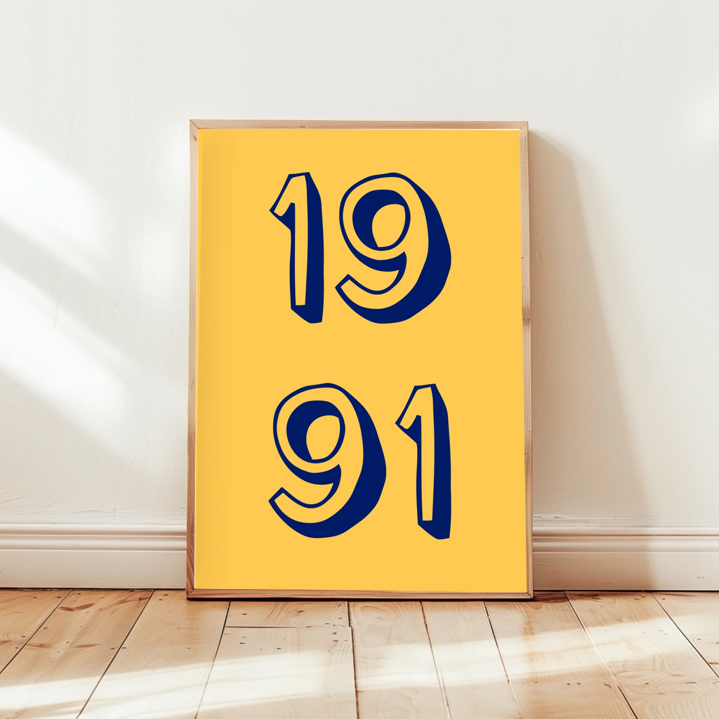 Personalisiertes Poster mit Wunschjahr im trendigen Design für zeitgemäße Wandgestaltung
