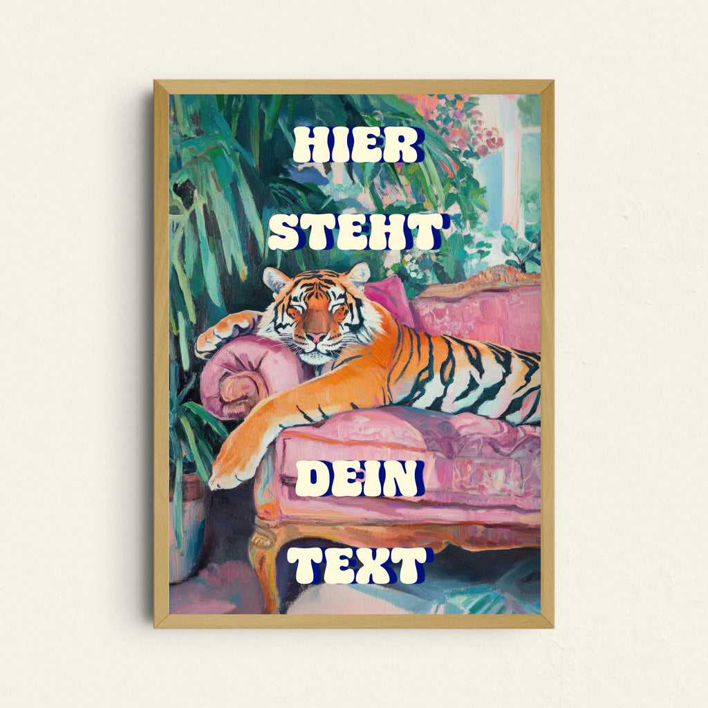 Tigerposter Sofa-Szene personalisierbar mit humorvoller Raubkatze Wandkunst
