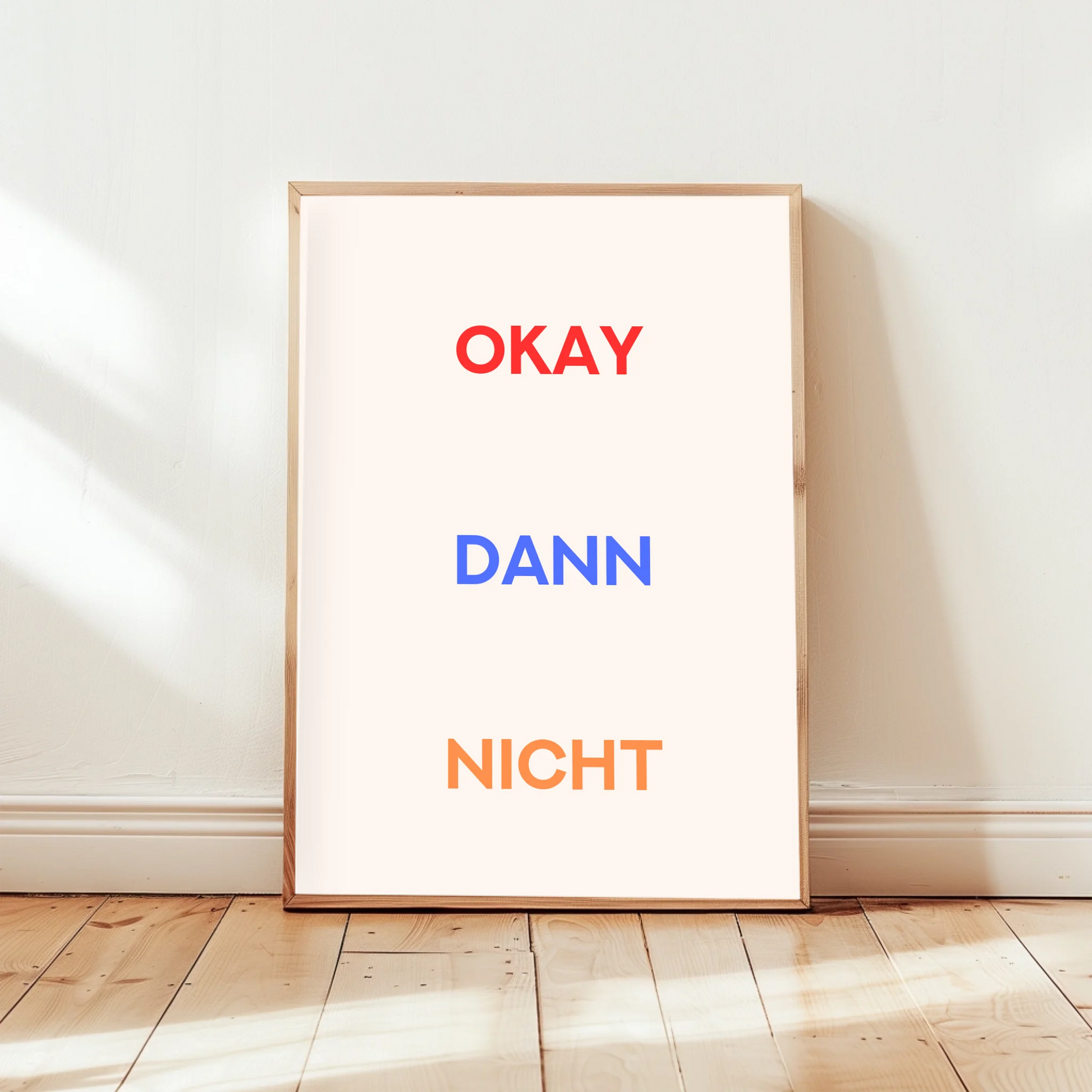 Wanddekoration mit Wunschtext auf neutralem beigen Hintergrund
