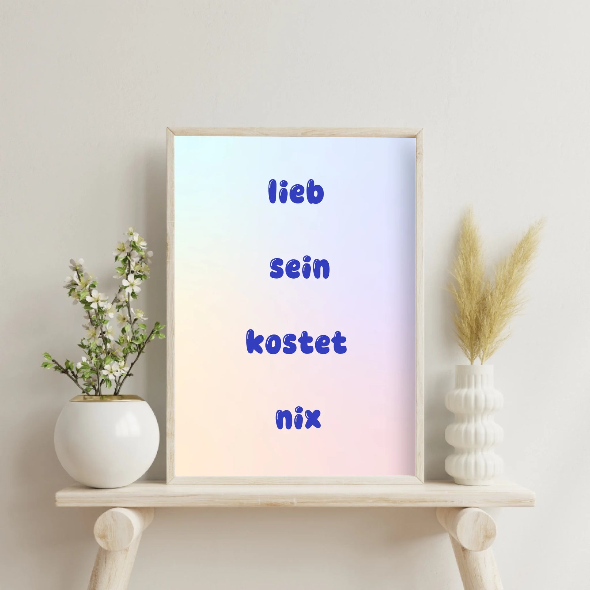 Elegante Wanddekoration in Blau-Rosa mit personalisierter Typografie
